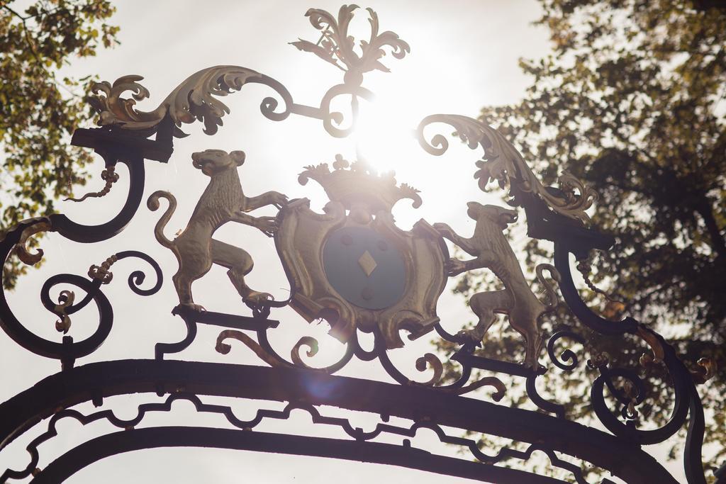 Chateau De Pierreclos Exteriör bild